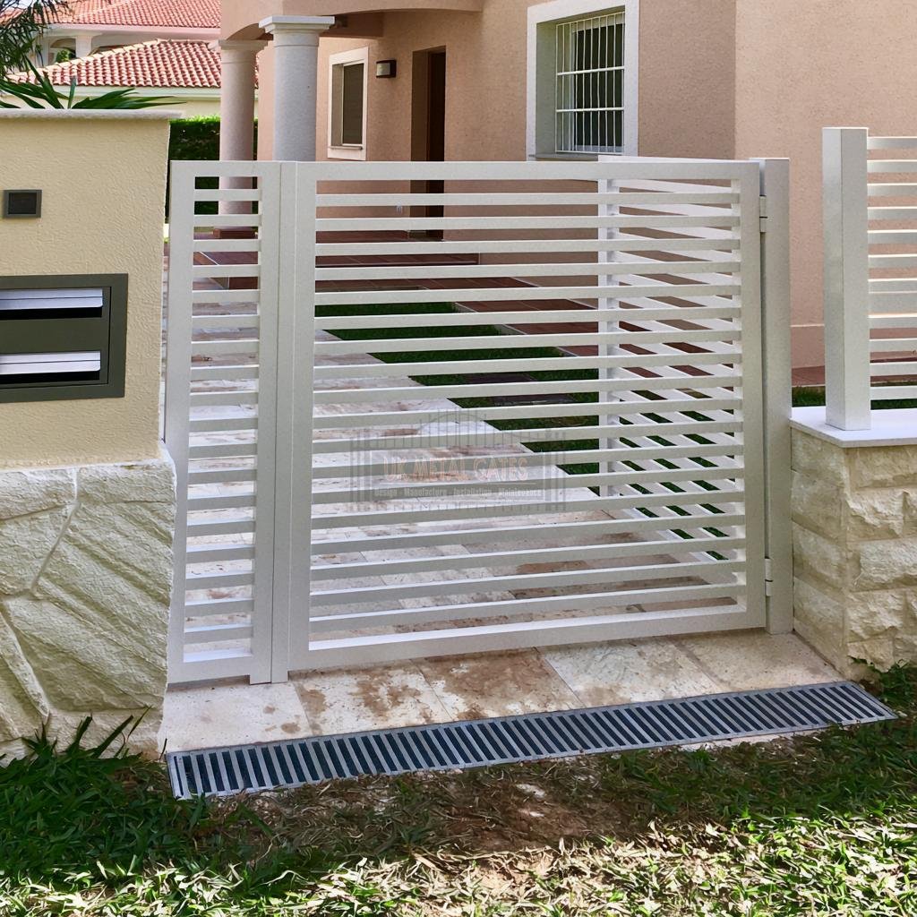 Aluminium Side Gate – Solid Horizontal Bar, Housing estate side passage