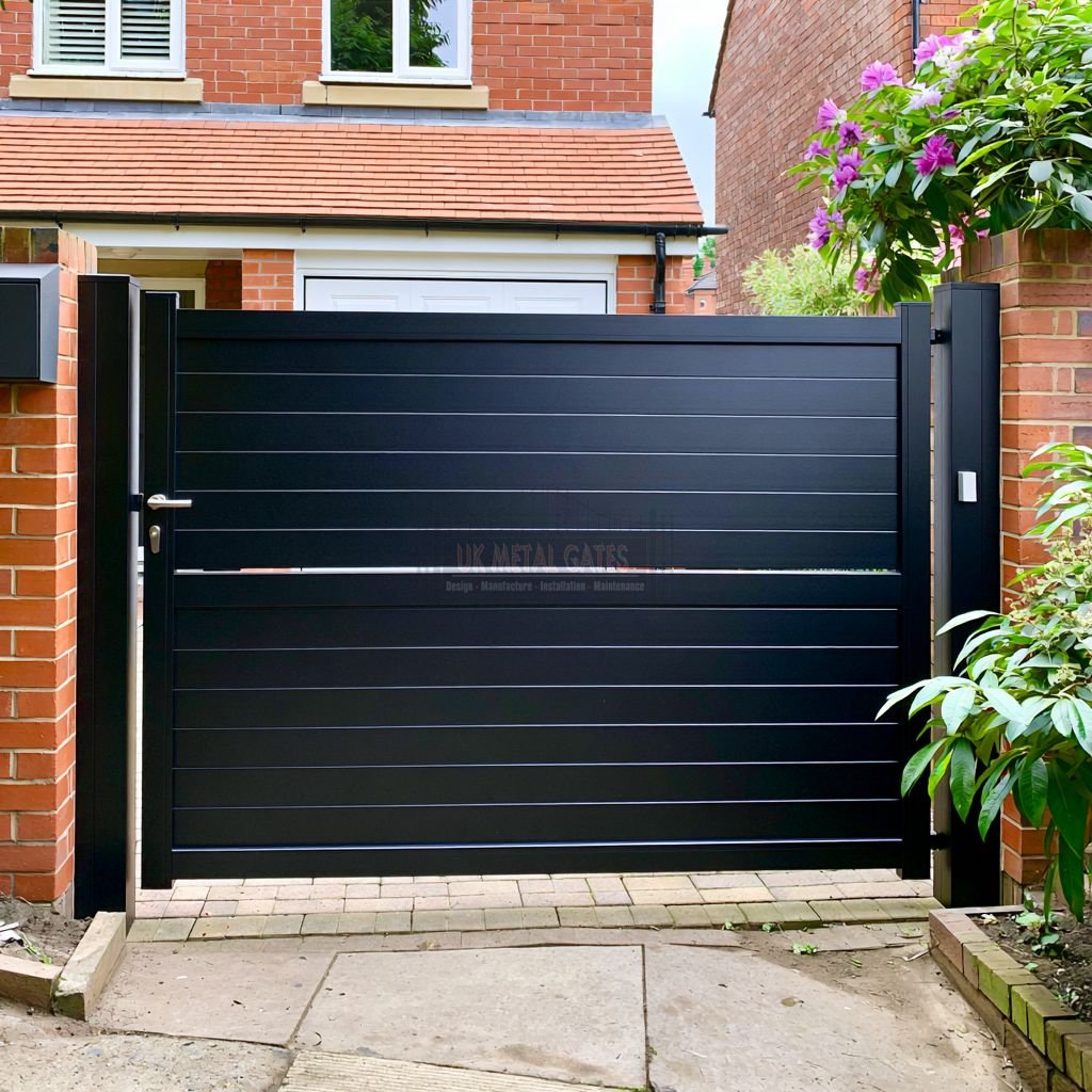 Aluminium Side Gate – Horizontal Panel, Retirement bungalow side access route