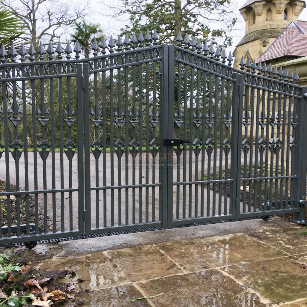 Ornate Bi-Fold Gate (6-Leaf) – Georgian Townhouse