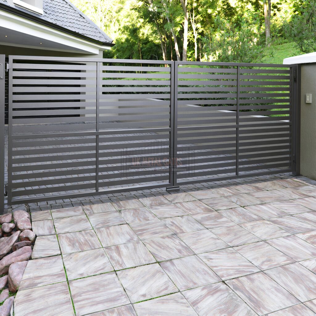 Slatted Bi-Fold Gate (6-Leaf) – Contemporary New-Build