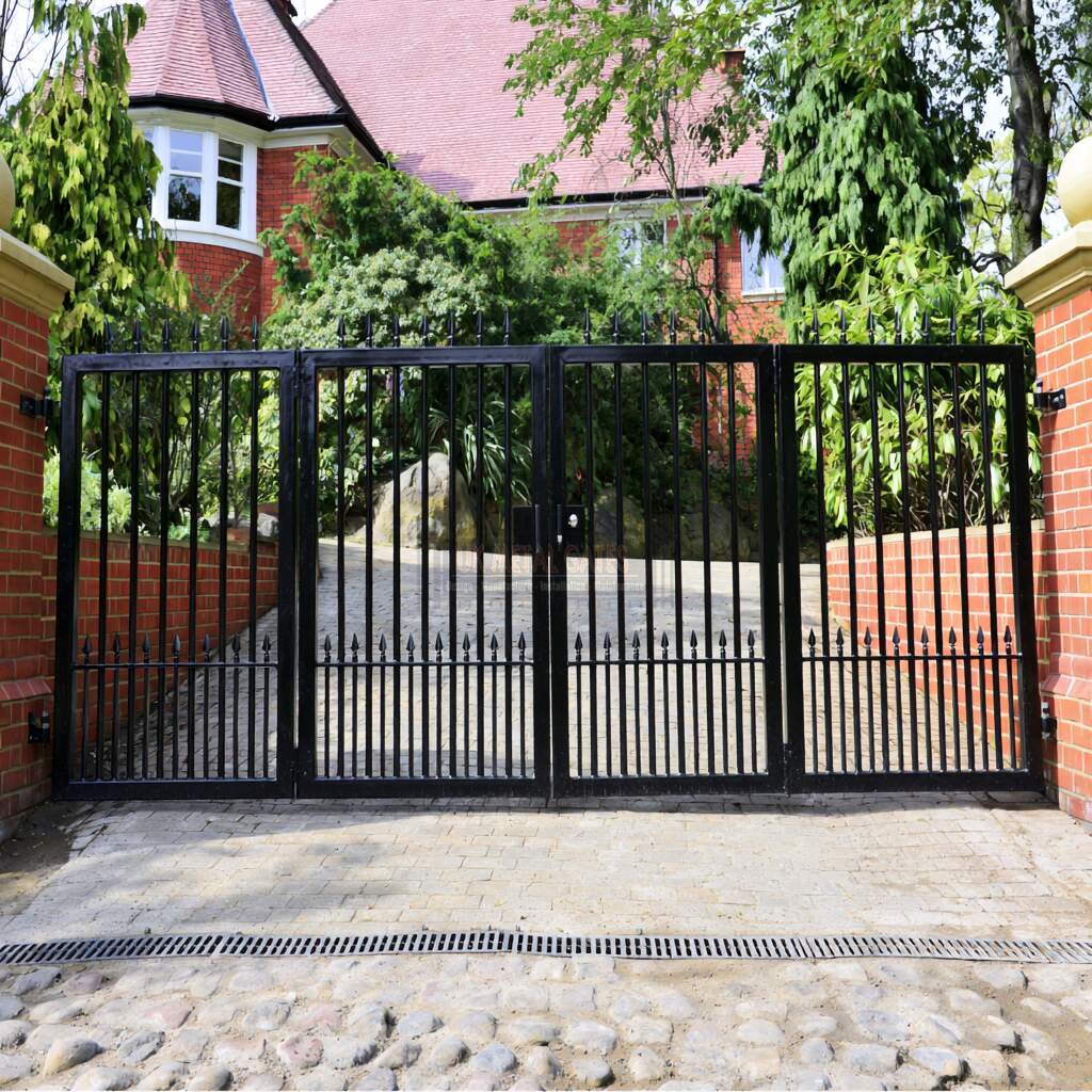 Vertical Bar Bi-Fold Gate (6-Leaf) – Period Property